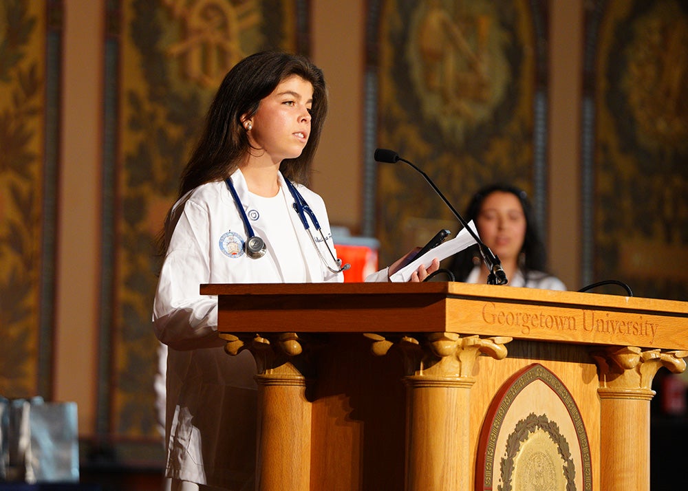 Clarisa Mendoza Peña speaks from a podium